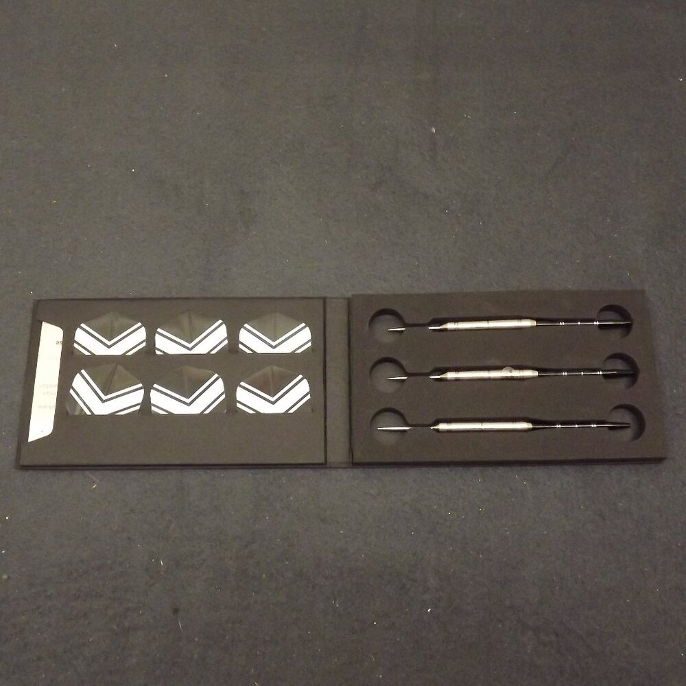 Vintage Marlboro Limited Edition Dart Set of 3 Steel Tip Darts w/ 6 Flights New